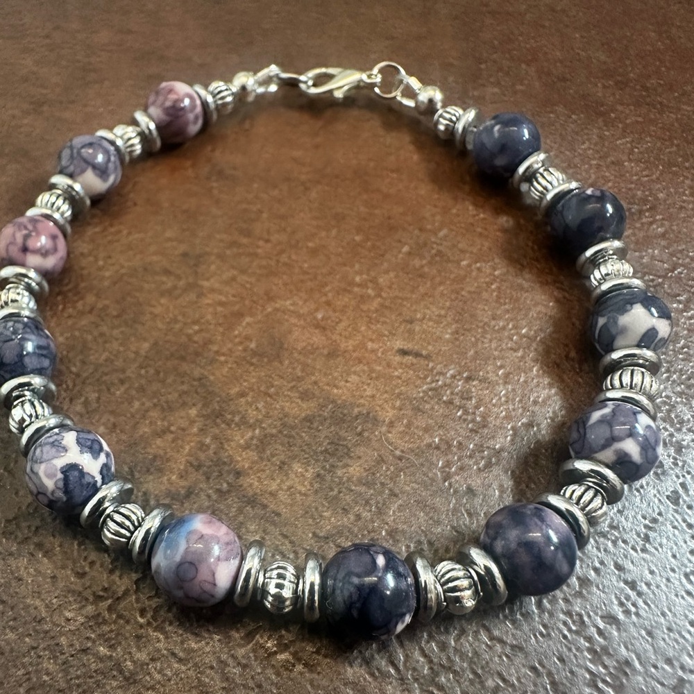 de White and Purple Pebbles Stones Beaded Bracelet
